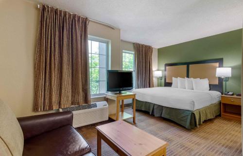 une chambre d'hôtel avec un lit et une télévision à écran plat dans l'établissement Extended Stay America Suites - Orange County - Cypress, à Cypress