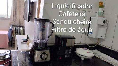 una licuadora sentada en un mostrador en una cocina en Sua casa longe de casa, en Samambaia