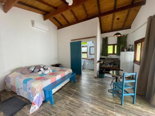 um quarto com uma cama e uma mesa e uma cozinha em Loft 95m Sea - Private - condominium em Ilhabela