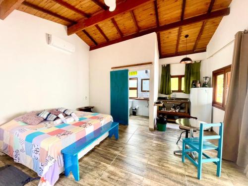 um quarto com uma cama e uma mesa em Loft 95m Sea - Private - condominium em Ilhabela