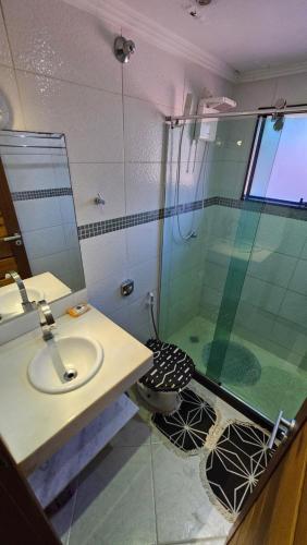 Ένα μπάνιο στο Suite Grande Rio - Ar condicionado