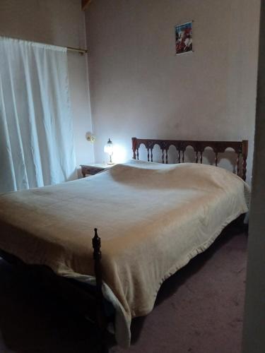 - une chambre avec un grand lit et une couette blanche dans l'établissement Franchesco apart familiar, à Trelew