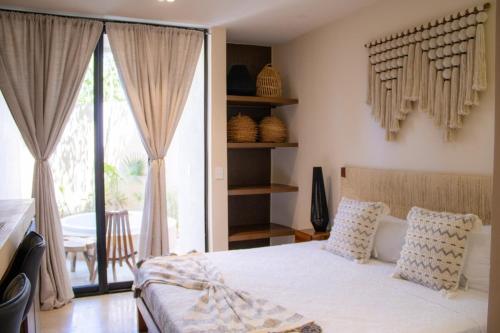 Un ou plusieurs lits dans un hébergement de l'établissement Peregrina Tulum 105A 2BR Luxury Condo