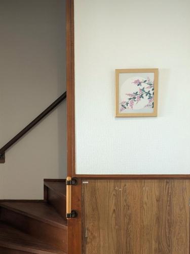 a door in a room with a picture on the wall at 大磯シーサイドハウス 海まで2分 駅近の一軒家 in Oiso