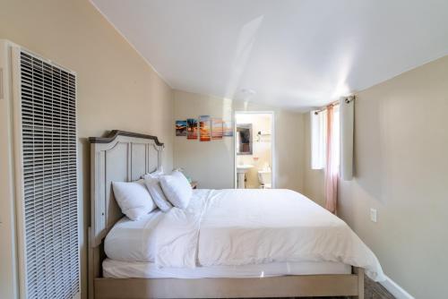 Postel nebo postele na pokoji v ubytování Oceanside Rocks Family Vacation Home