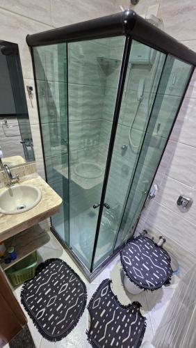 un baño con ducha y lavabo en Quarto Plutão - banheiro privativo e ar condicionado, en Duque de Caxias