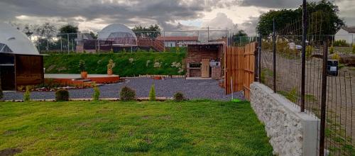 Vrt ispred objekta La cabaña de Ciela Glamping con jacuzzi