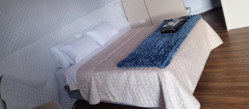 een slaapkamer met een bed met een handtas erop bij La cabaña de Ciela Glamping con jacuzzi in Latacunga