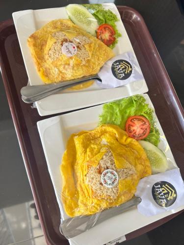 Un refrigerador con dos bandejas llenas de comida. en Java Hostel 2, en Lumajang