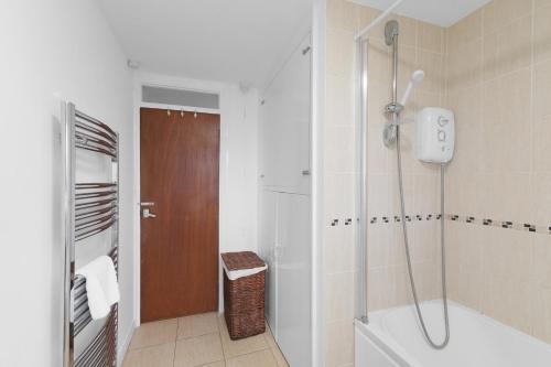 Vannituba majutusasutuses Modern 2 Bed Apartment with Parking in Broadlands Court