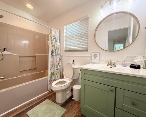 Ένα μπάνιο στο Lakefront Home-3bd25badockgrillfirepitkayaks