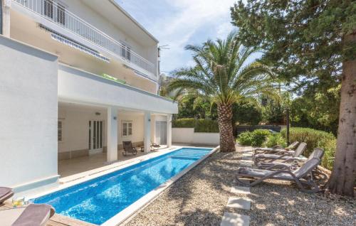 Lovely Apartment In Makarska