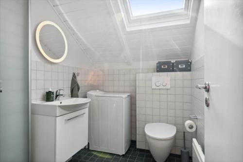 ein weißes Badezimmer mit Waschbecken und Toilette in der Unterkunft 0206 Rømø - P S Carlsvej 22 in Tagholm