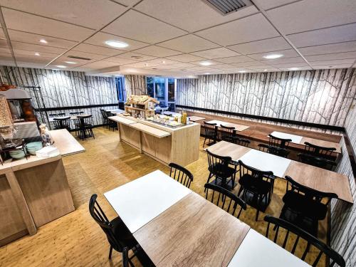 Un restaurante con mesas y sillas en una sala. en ibis Styles Caen Centre Historique, en Caen