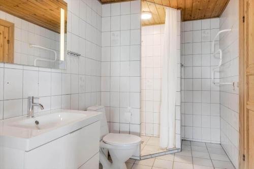Un baño blanco con inodoro y lavabo. en 328-Harboore-Lille-flyvholmvej-14, en Harboør