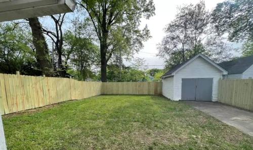 Aed väljaspool majutusasutust NEW Spacious Louisville Home with Backyard Oasis