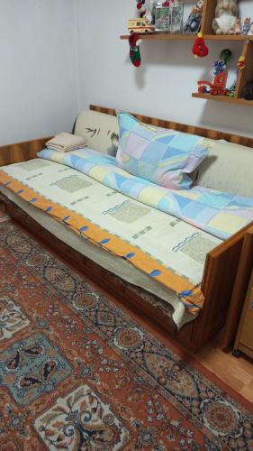 a bed sitting on top of a rug in a room at Apartament Alexandru, B-dul Oituz, bloc 4, apartament 26, județ Bacău in Onești
