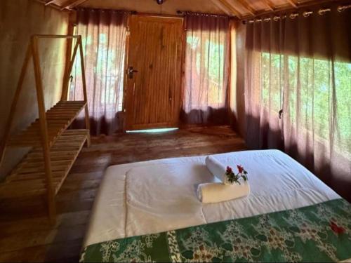 Postel nebo postele na pokoji v ubytování Sejooq Cottages - ᬲᬾᬚᭂᬉ᭄ᬓ᭄ ᬓᬸᬢᬵᬚᭂᬲ᭄