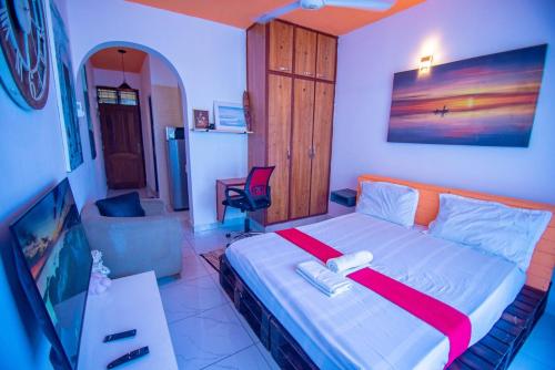 蒙巴萨Corded bamburi lakeview phase 4的一间带一张大床和一台电视的卧室