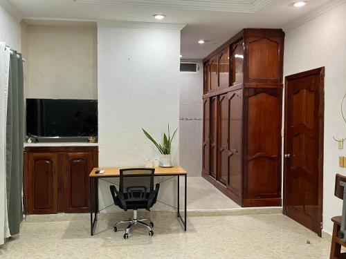 una oficina con escritorio y silla en una habitación en Home Rent Minatitlán, en Minatitlán