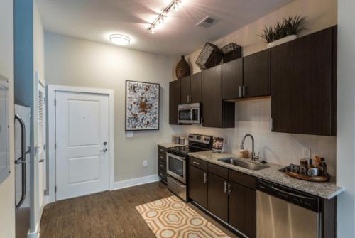 The Nash Luxe, Pool, Gym, Nightlife! في ناشفيل: مطبخ مع حوض وطاولة عمل