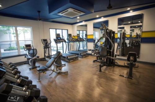 een fitnessruimte met verschillende loopbanden en machines in een kamer bij The Nash Luxe, Pool, Gym, Nightlife! in Nashville