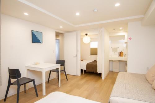 a small living room with a table and a bed at M House 301 Tokyo Omori駅 in Tokyo