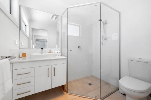 ウールグールガにあるZiggy's Beach House - Ocean views, Jacuzzi, Sauna!のシャワーとトイレ付きの白いバスルーム