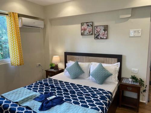 Ένα ή περισσότερα κρεβάτια σε δωμάτιο στο Serenity & Oceans New 1BHK Luxury Large Apt, Pool, Kitchen, 2 Balconies