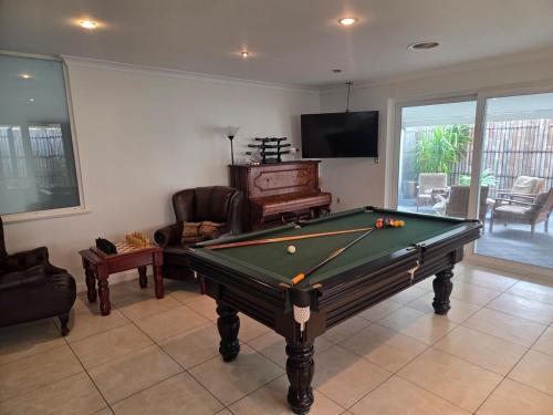 4 bed House next to Lake Richmond close to beach