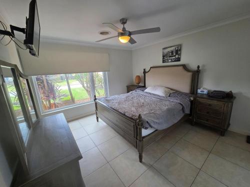 Postel nebo postele na pokoji v ubytování 4 bed House next to Lake Richmond close to beach