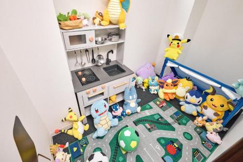 東京にあるとまりーとStay 西五反田のぬいぐるみとおもちゃのトラックでいっぱいの部屋