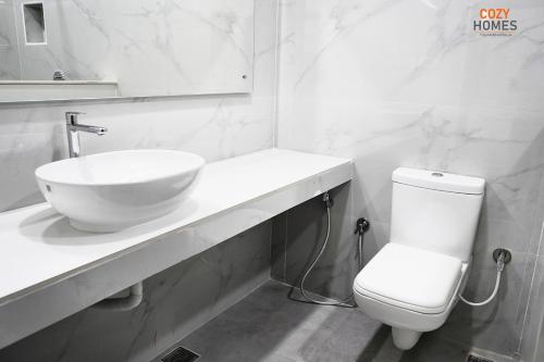 Ένα μπάνιο στο Cozy Homes - Luxury 2 BHK, 3 Queen beds