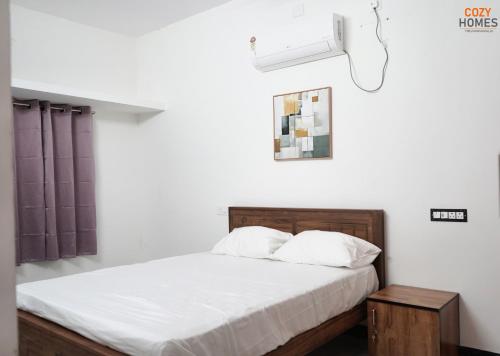 Ένα ή περισσότερα κρεβάτια σε δωμάτιο στο Cozy Homes - Luxury 2 BHK, 3 Queen beds