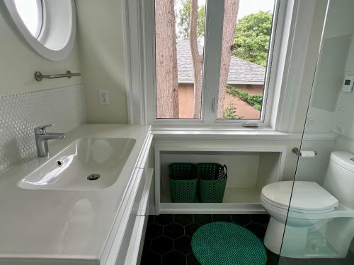 Koupelna v ubytování Willows Beach Loft Apartment