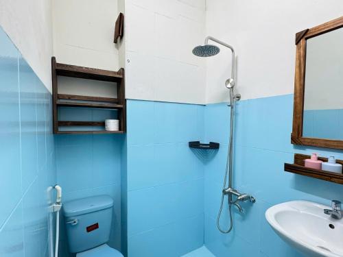 een blauwe badkamer met een toilet en een wastafel bij An Homestay CN2 in Ấp Bình Hưng