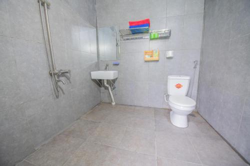 a bathroom with a toilet and a sink at Homestay Quản Thanh in Loung Co