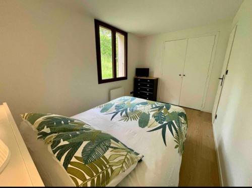 Un pat sau paturi într-o cameră la Superbe T2, village orcieres