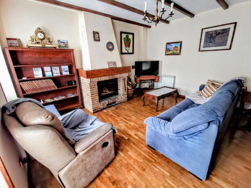 Una sala de estar con dos sofás y una chimenea. en GURE TXOKO Casa Rural, en Odériz