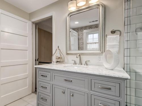 un baño con lavabo y espejo en Courtyard Off Madison Square, en Savannah