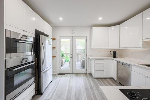 Galeriebild der Unterkunft Cozy & Comfy house near Subway in Toronto