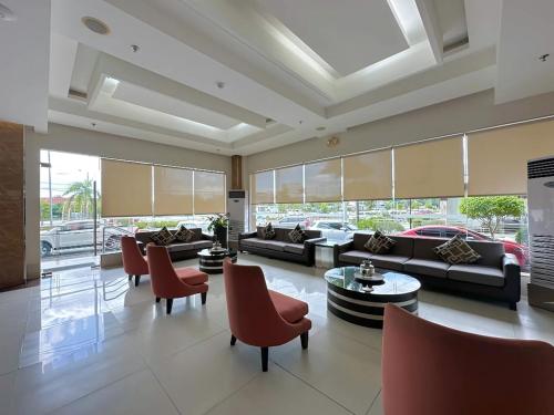 a large living room with couches and chairs at DIVERSION 21 HOTEL in Molo