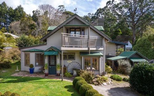 a house with a balcony on top of it at Olinda Stay in Olinda