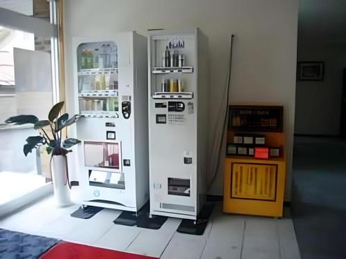 津和野町にあるBusiness Hotel Tsuwanoの冷蔵庫2台が備わります。