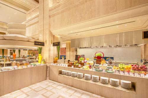 Una línea de buffet en un restaurante con comida. en ITC Grand Chola, a Luxury Collection Hotel, Chennai, en Chennai