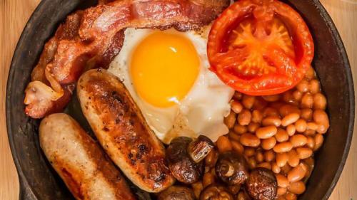 西安西安喜来登大酒店的包括鸡蛋香肠豆和西红柿的早餐食品