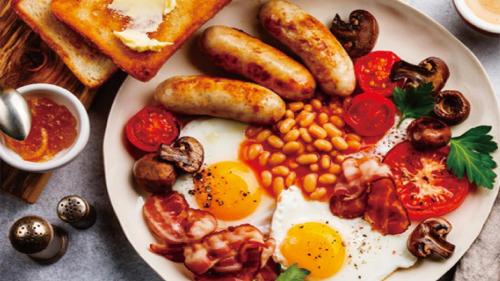 西安西安喜来登大酒店的包括鸡蛋香肠土豆和烤面包的早餐食品