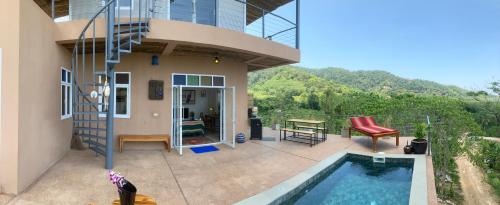 Ko Bu BuにあるBoho-Luxe Pool Villa with Simply Amazing Viewsのプールとパティオのある家