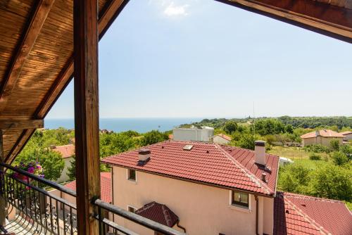 una stanza con balcone con vista su una casa di Villa Maja a Varna