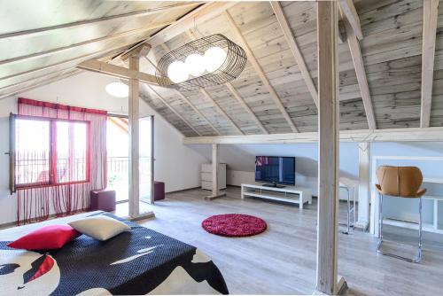 una stanza con un letto e una televisione di Villa Maja a Varna